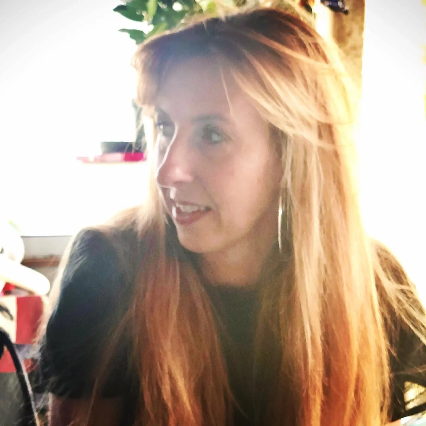 Chuchotis de minuit et regards audacieux