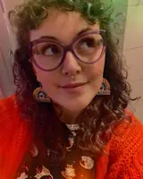 Voix basse, regards longs